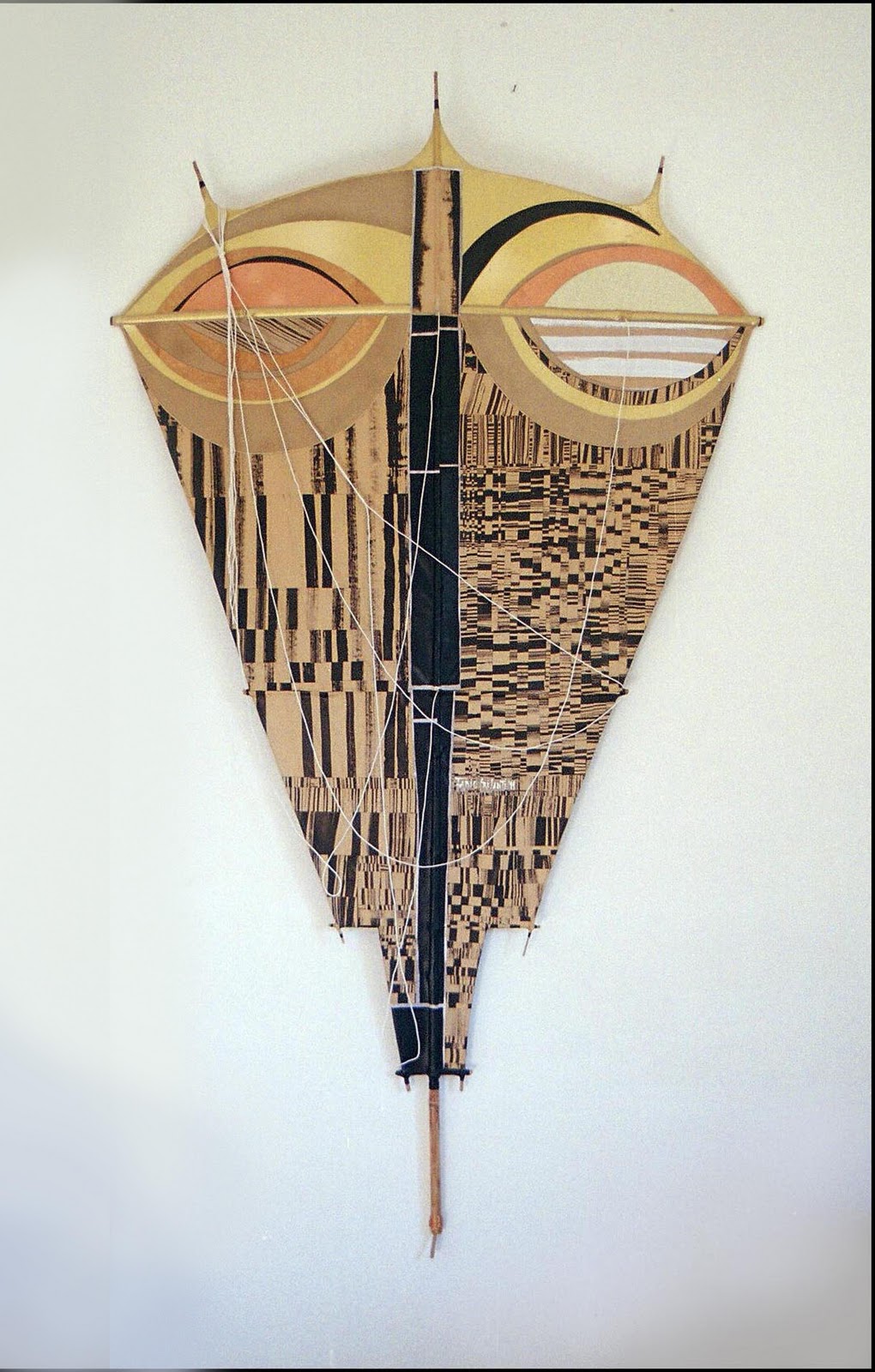HANA — 2011 — Medidas: 2,05 m. x 1,15 m. (Total: 11,50 m.)Materiais: Bambu. Papel kraft Cortiça. Papel machê. Tinta nanquim. Papéis metalizados: Ouro, Cobre. Linho Fios de Algodão — Fabio Crisanti